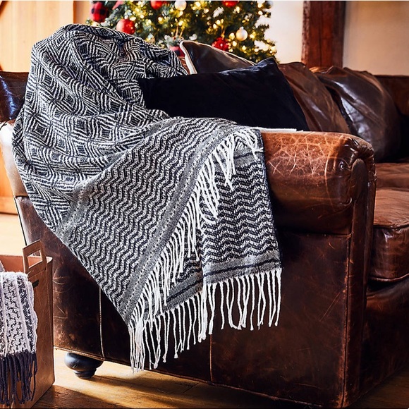 🆕⚫️Geometric Pattern Knit Fringe Throw Blanket BK - Picture 1 of 12